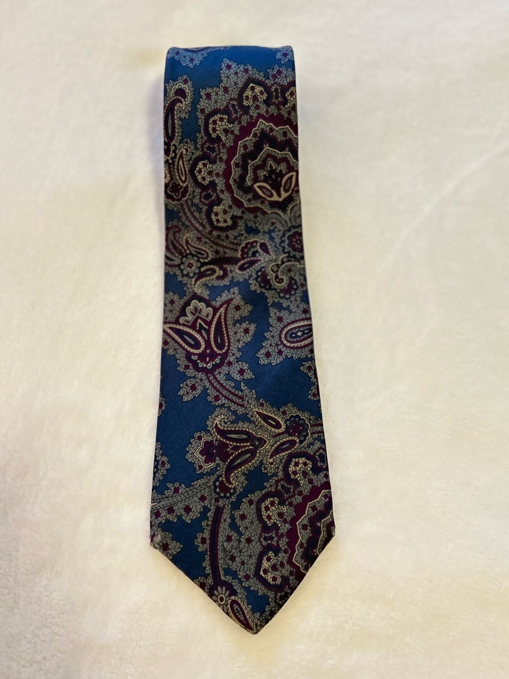 Halston 100% Italian Silk
Paisley Pattern necktie 
Rich Navy & Burgundy.